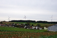 Blick auf Sornhüll mit Windräder im Hintergrund